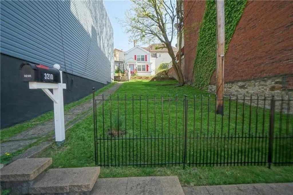 City Cottage With Yard, Sleeps 8 匹兹堡 度假居